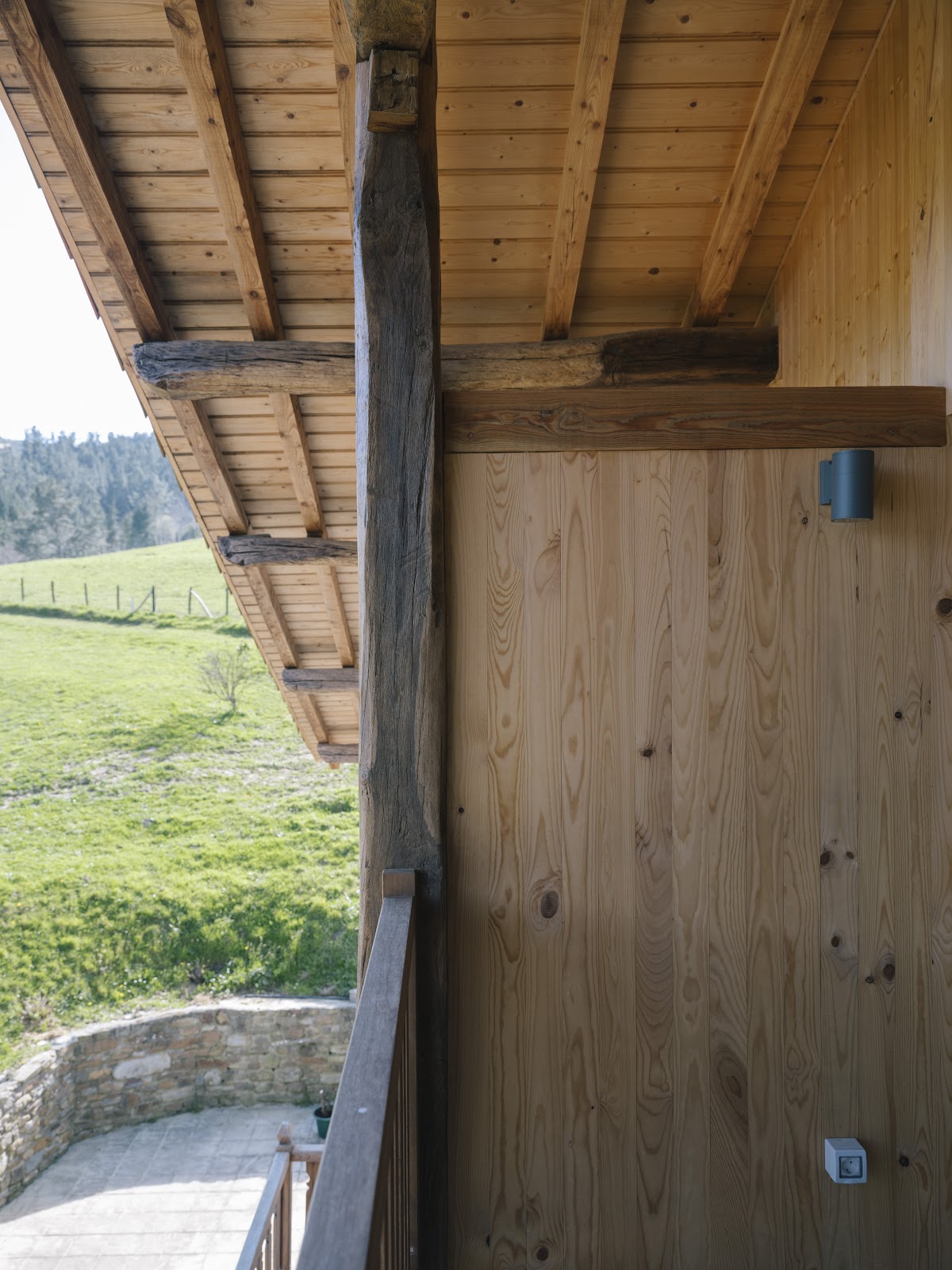 El alero de madera del caserío y el prado de Artike, punto de salida de las rutas