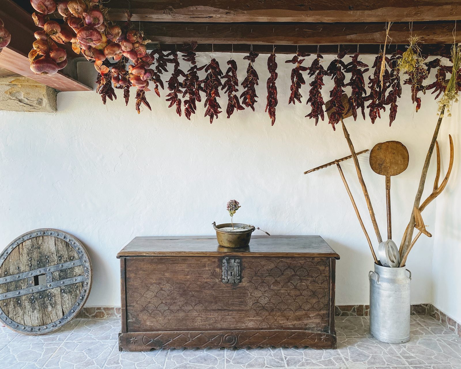 Despensa del caserío: pimientos choriceros colgados y arcón antiguo
